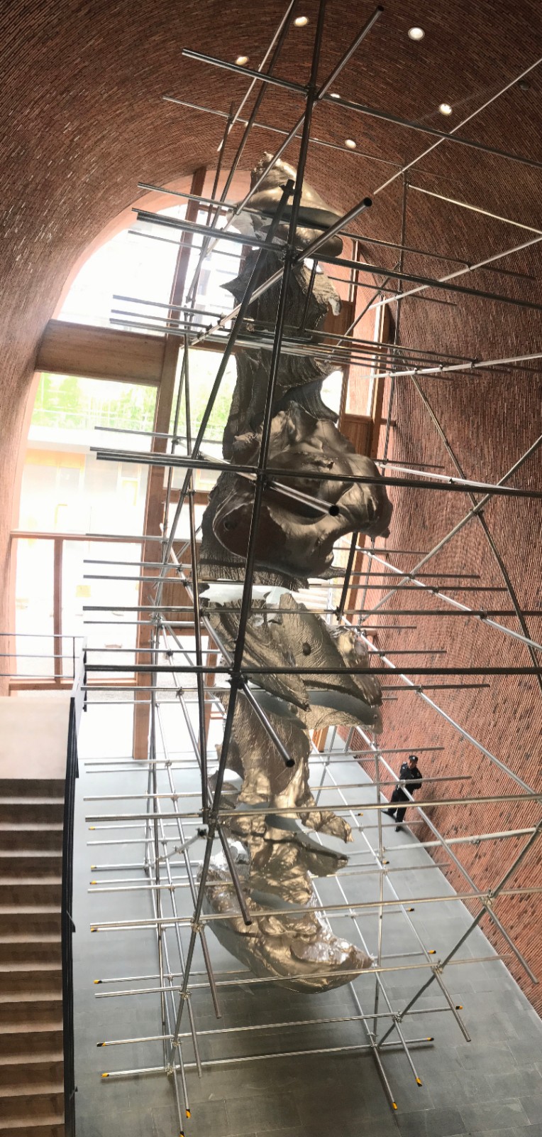 隋建国《云中花园-手迹2#》艺讯网展览现场拍摄,光敏树脂3D打印,600×600×1200cm,2018年.jpg 隋建国《云中花园-手迹2#》艺讯网展览现场拍摄,光敏树脂3D打印,600×600×1200cm,2018年.jpg