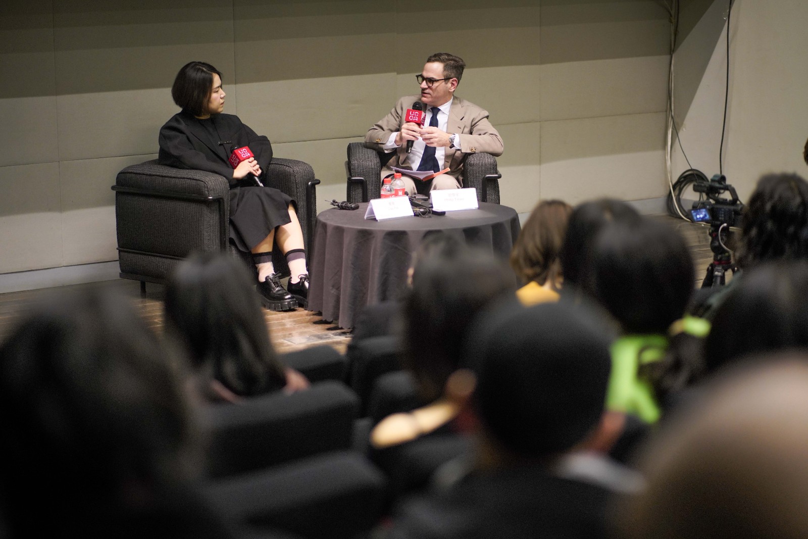 06展览发布会现场曹斐与田霏宇对谈.jpg 06展览发布会现场曹斐与田霏宇对谈.jpg