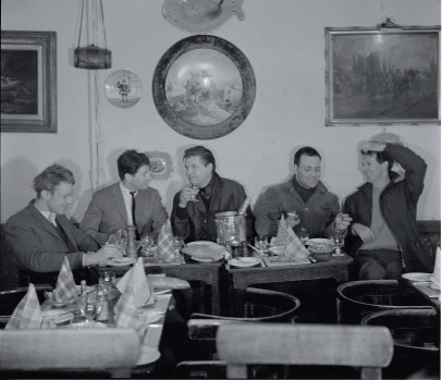 （從左到右）蒂莫西·貝倫斯、盧西安·弗洛伊德、弗朗西斯·培根、弗蘭克·奧爾巴赫與邁克爾·安德魯斯在倫敦蘇豪區的惠勒飯店，1963年。約翰·迪肯拍攝.png